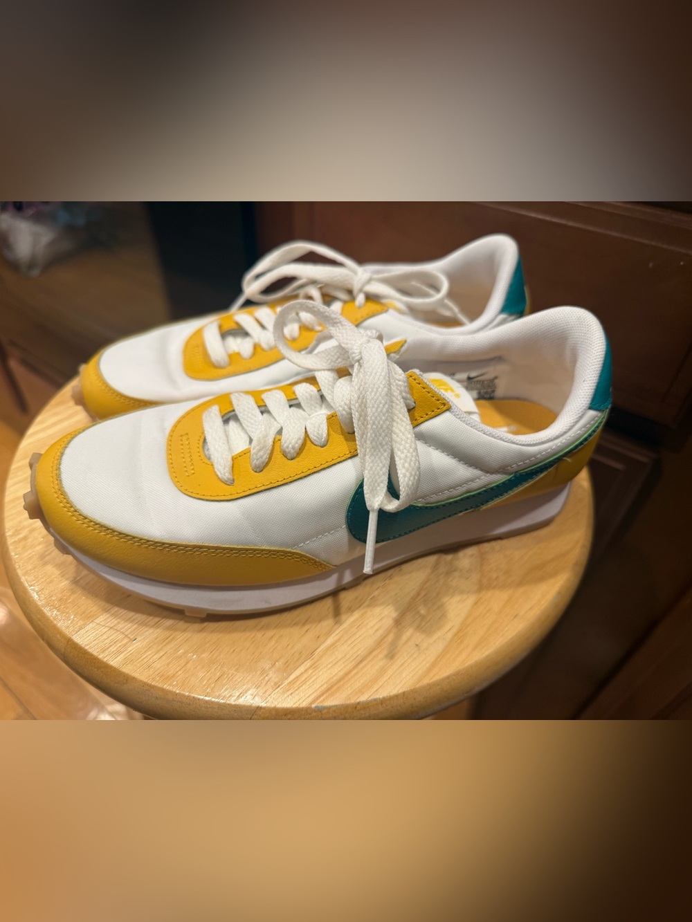 Nike ladies “Daybreak” White, Yellow ochre Low-Top Sneakers size 6 NEW!